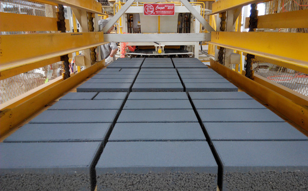 透水磚制磚機(jī)廠家揭秘關(guān)于透水磚的那些事兒 透水磚制磚機(jī)廠家揭秘關(guān)于透水磚的那些事兒