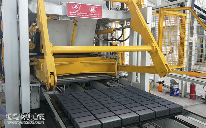 透水磚制磚機(jī)在“海綿城市”建設(shè)中起重要作用 透水磚制磚機(jī)在“海綿城市”建設(shè)中起重要作用