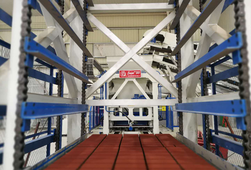 透水磚成套設(shè)備在夏季生產(chǎn)時(shí)需要做哪些防護(hù)措施