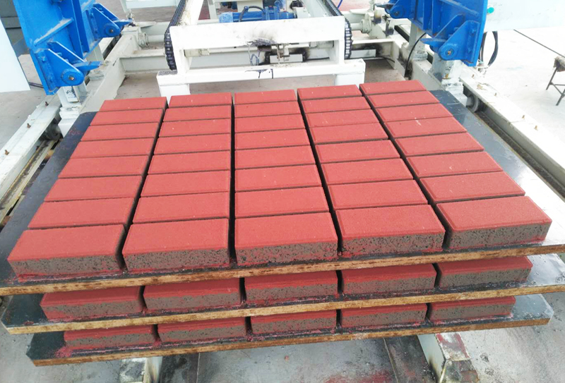 透水磚機：噴油潤滑適用于那種情況？