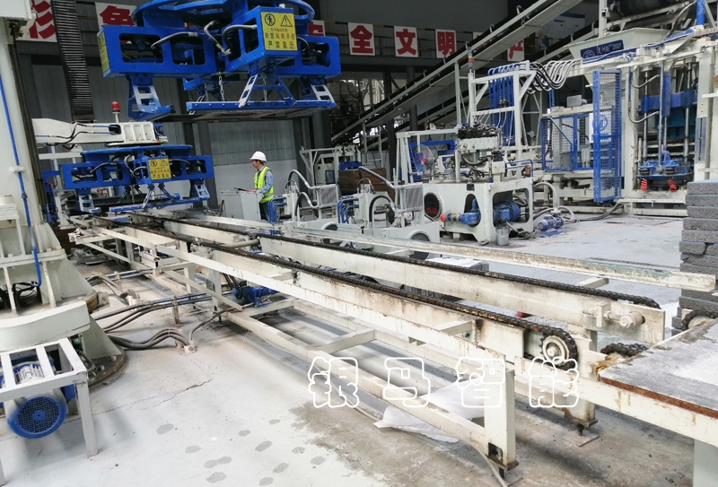 如何減少自動制磚設(shè)備砌塊磚機在生產(chǎn)中的磨損？