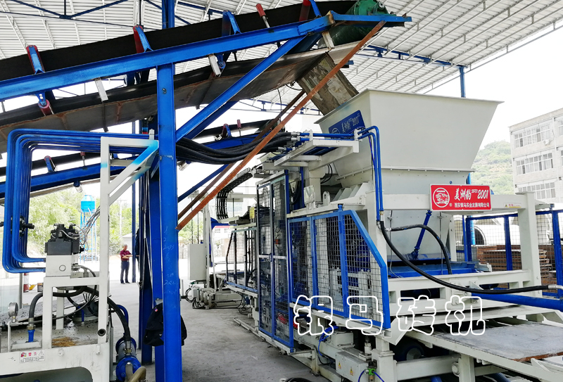 透水磚機(jī)：鋼渣尾礦制磚設(shè)備繪環(huán)保藍(lán)圖，筑綠色風(fēng)景！