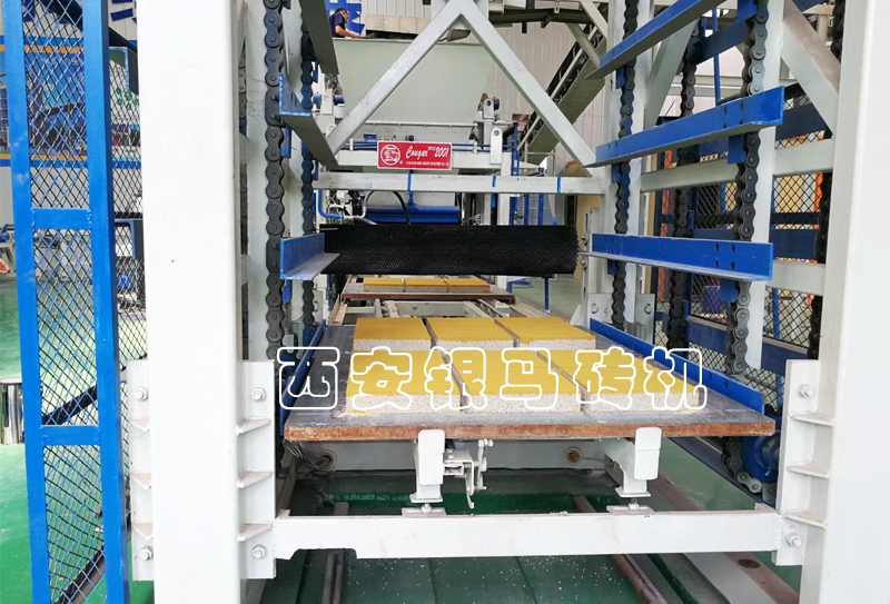 人造仿石磚生產(chǎn)線：空心磚機(jī)固廢制磚新工藝，高壓振搗擠溶！