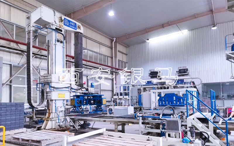 尾礦磚機設(shè)備：透水磚機創(chuàng)新繪就綠色低碳高質(zhì)量發(fā)展新藍圖