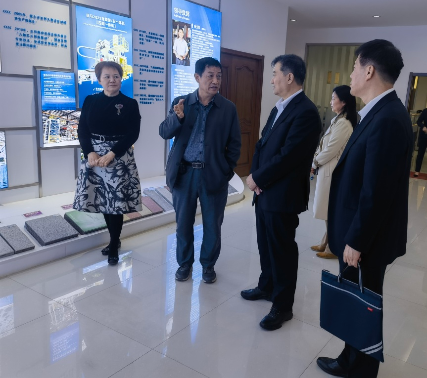 中國(guó)工程機(jī)械工業(yè)協(xié)會(huì)會(huì)長(zhǎng)蘇子孟一行蒞臨西安銀馬參觀考察
