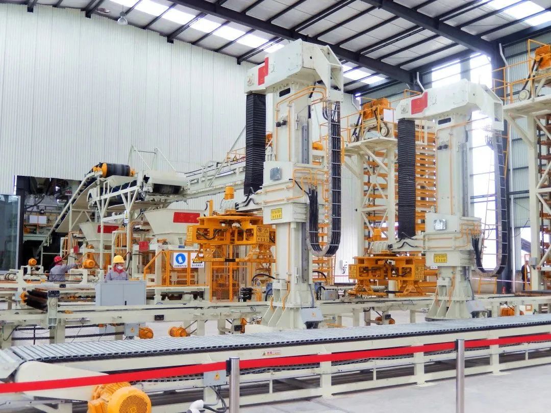 中國(guó)工程機(jī)械工業(yè)協(xié)會(huì)會(huì)長(zhǎng)蘇子孟一行蒞臨西安銀馬參觀考察